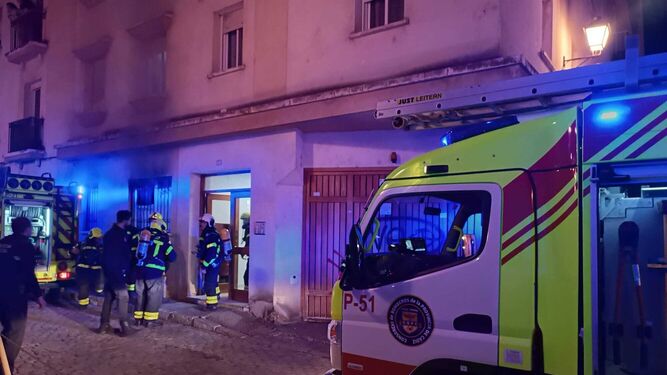 Los Bomberos lograron controlar pronto la situación tras el incendio localizado en una vivienda de la calle Chile del centro de Cádiz