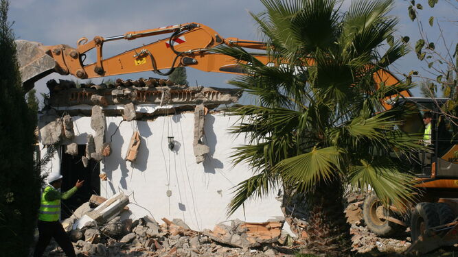 Imagen de archivo del derribo de una vivienda en El Palmar.
