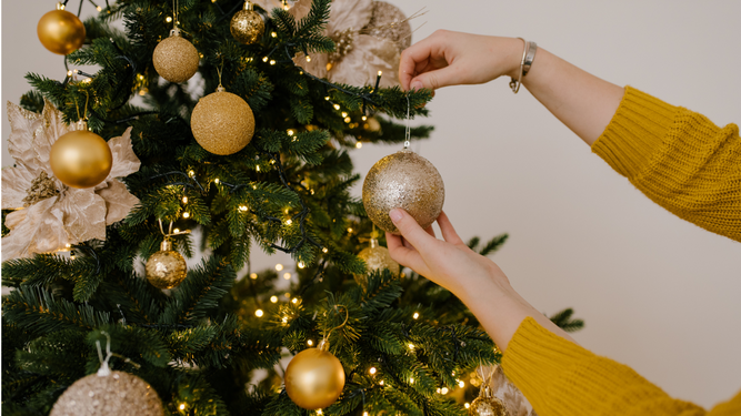 Bolas doradas en un árbol de Navidad.