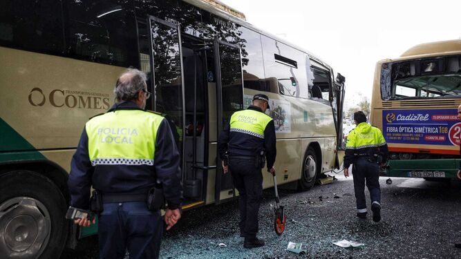 Los agentes de la Policía Local recaban datos tras el accidente entre los autobuses y la furgoneta en la Cuesta de las Calesas.