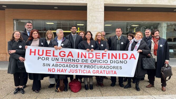 Abogados y procuradores del turno de oficio protestan en los juzgados de Sanlúcar.