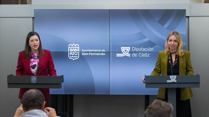 Rueda de prensa de la alcaldesa de San Fernando (i,) y la presidenta de la Diputación de Cádiz.