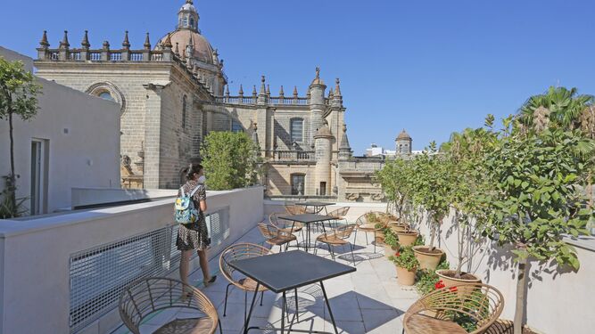 Terraza de un hotel en Jerez con la catedral al fondo.