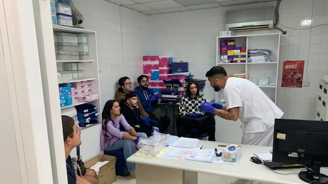 Visita de los estudiantes al laboratorio de Microbiología del Hospital de Puerto Real
