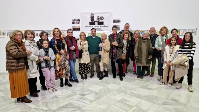 Foto de familia de los 'Urban Sketchers'  con el concejal de Cultura Enrique Iglesias, en el centro cultural.