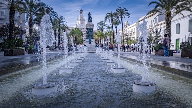 Las fuentes de la plaza de San Juan de Dios de Cádiz, a pleno rendimiento pese a la sequía.