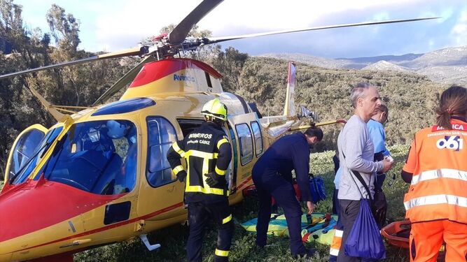 El helicóptero espera para el trasladado de una senderista herida en Alcalá de los Gazules.