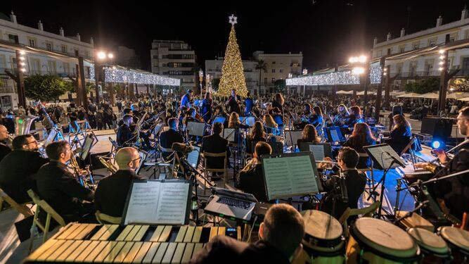 Concierto navideño de la orquesta The Playbillers en la plaza del Rey de San Fernando.