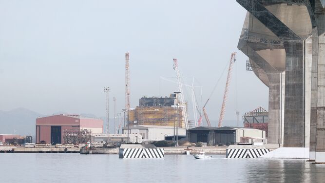 Imagen de este lunes en el que se observa una de las estructuras que están montando a día de hoy en Dragados Offshore, en Puerto Real.