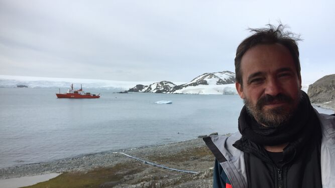 El científico gaditano del CSIC Javier Hernández durante una expedición en la Antártida