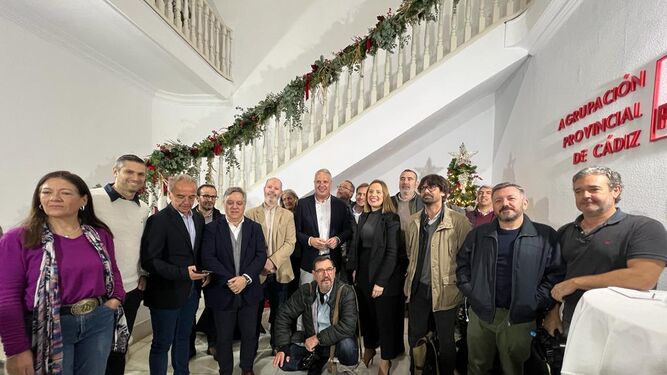 Representantes del PSOE con periodistas en el desayuno de Navidad en la sede de San Antonio.