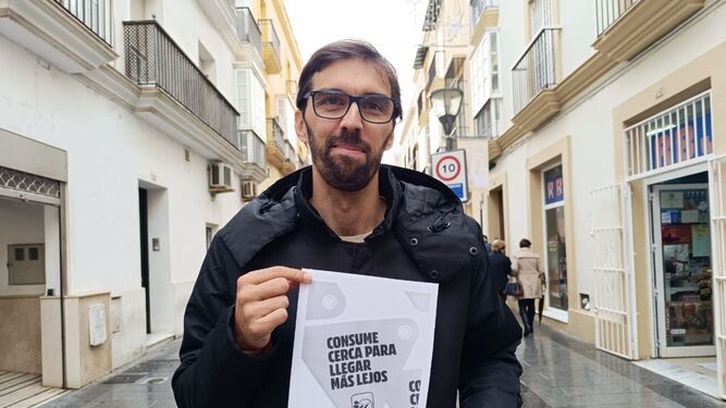 José Luis Bueno, con el cartel de la campaña en la calle Ganado.