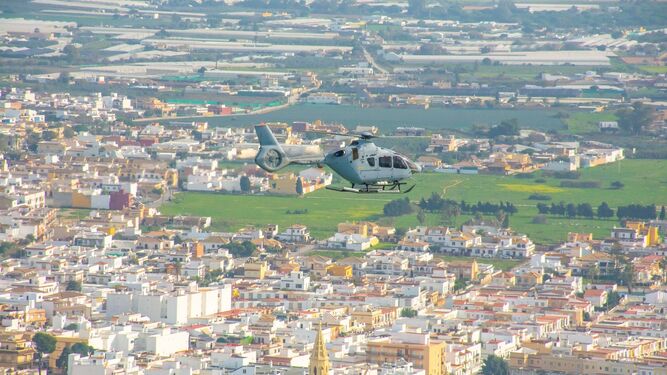 Uno de los nuevos helicópteros de la Duodécima volando sobre Chipiona.