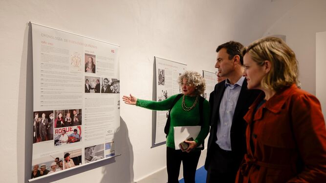 Blanca Flores explica uno de los paneles de la exposición a Bruno García y Maite González.