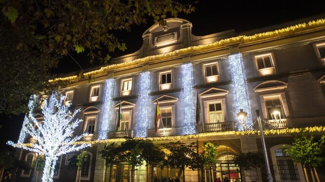 El Palacio provincial de la Diputación de Cádiz con su iluminación de Navidad.