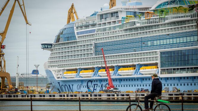 La estancia en Navantia del ’Icon of the Seas’ se ha convertido en todo en un espectáculo para los gaditanos por su diseño y gigantismo.