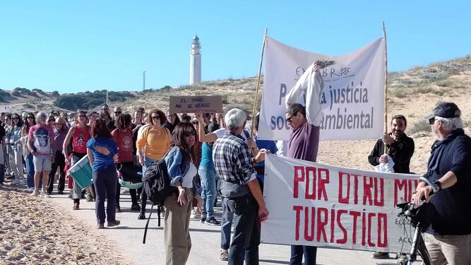 Varias decenas de personas participaron en contra del proyecto que pretende reconvertir el Faro de Trafalgar en un restaurante.