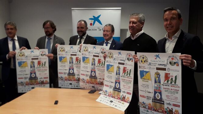 Pepe Mata, Manuel Navarro, Juan Jurado, Miguel Cuesta, Hugo Vaca y Antonio Téllez posan con el cartel del encuentro benéfico.