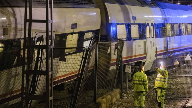 Dos operarios en el lugar del accidente entre dos trenes en El Chorro (Málaga).