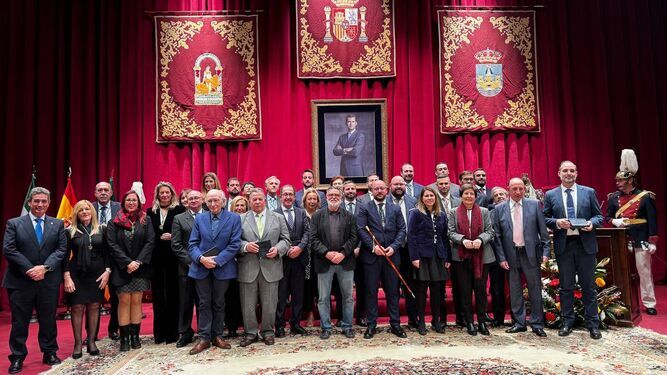 Los galardonados en el pleno de honores y distinciones, con el alcalde Germán Beardo, y miembros de la Corporación Municipal.