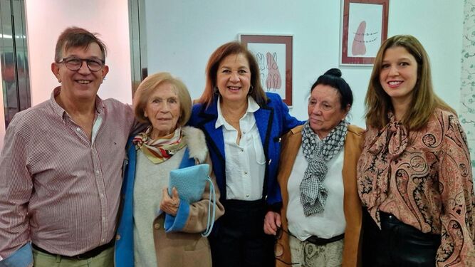 Laureano González con Ángela González, Ángela Martínez, Luisa González y Laura González, durante la inauguración.