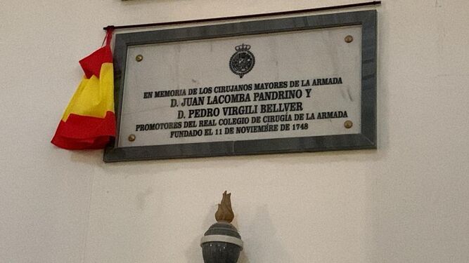 Una placa en el Panteón de Marinos Ilustres recuerda a los impulsores del Real Colegio de Cirugía de la Armada en su 275 aniversario.