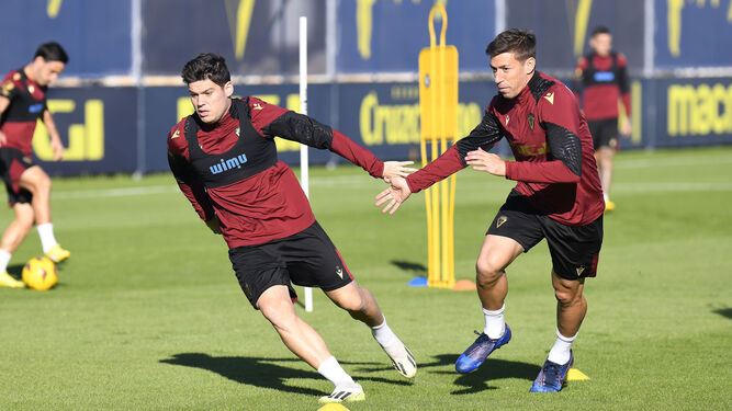 Jorge Meré (i) y Rubén Alcaraz en un entrenamiento.