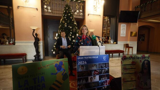 La concejala Maite González explica los detalles de la programación ante el alcalde y Pepe Bedoya.