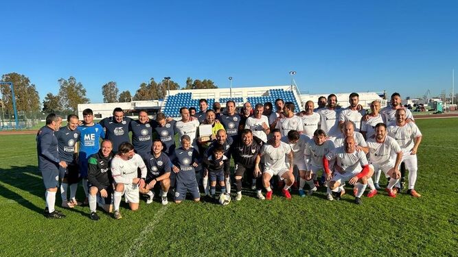 Los jugadores tras finalizar el encuentro de la II edición del Trofeo de fútbol Santiago-Pando en la localidad de San Fernando.