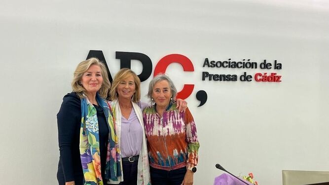 La  ilustradora  y pintora de la portada del libro, María del Mar Ruiz, con la escritora  Cristina Ruiz y Carmen Morillo, durante la presentación.