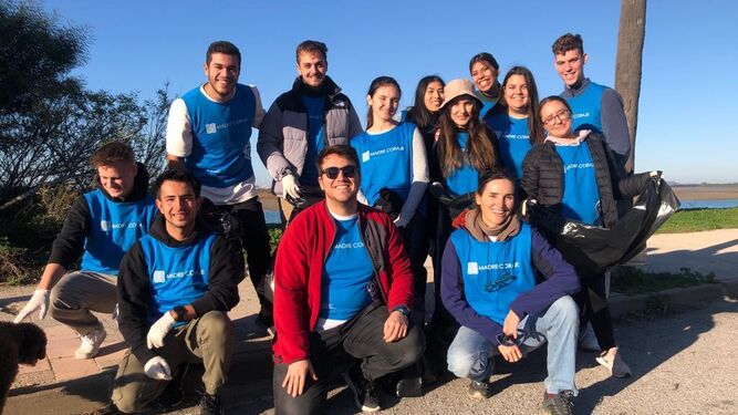 Alumnos participantes en la limpieza del Río San Pedro de Puerto Real