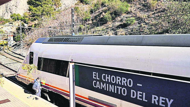 Operarios en la zona donde este pasado 19 de diciembre chocaron dos trenes en El Chorro,