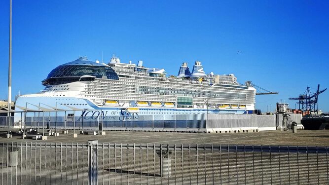 El ‘Icon of the Seas', atracado en el puerto de Cádiz horas antes de salir rumbo a Algeciras