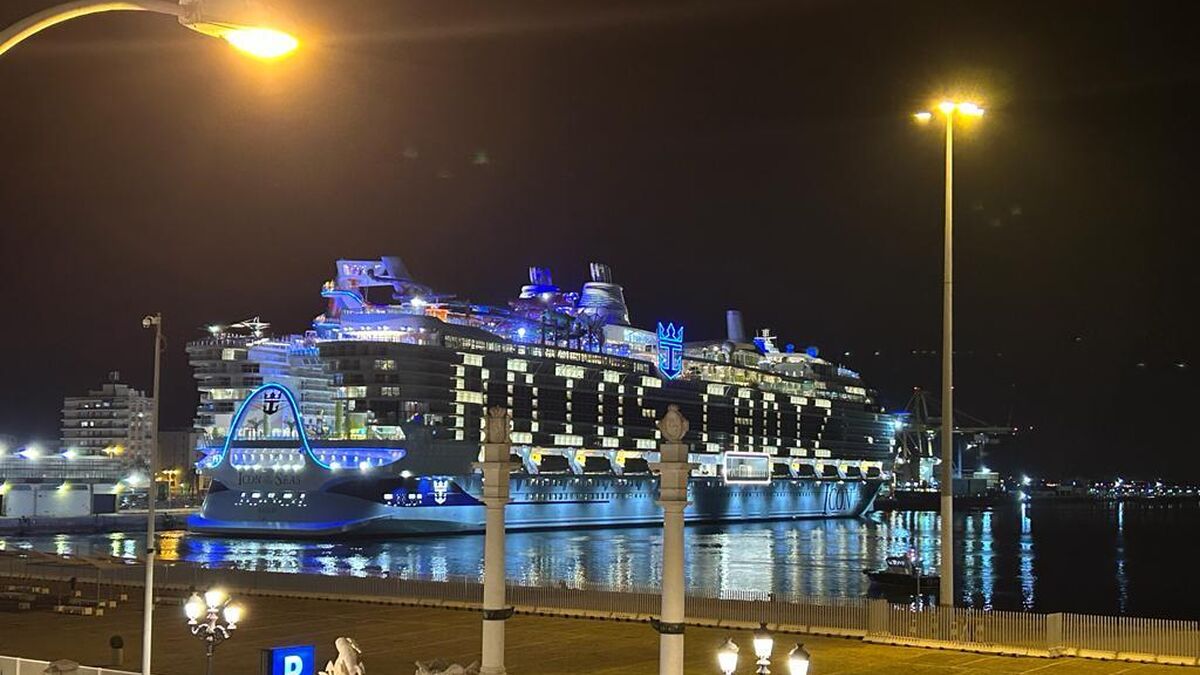 El gigantesco Icon of the Seas se despedía anoche así de Cádiz minutos antes de abandonar el puerto gaditano.