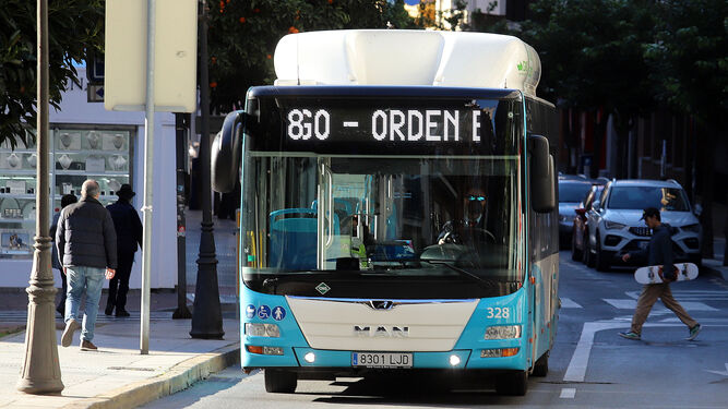 Imagen de un autobús urbano en Huelva.