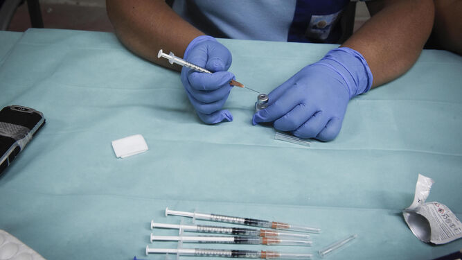 Personal de enfermería preparando viales de la vacuna contra el Covid, en una imagen de archivo.