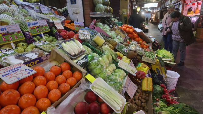 Un puesto de frutas y verduras en la Plaza de Abastos de Triana.