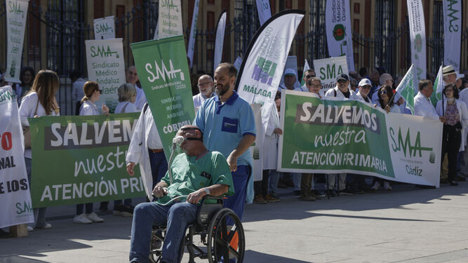 Una protesta de sanitarios de la Atención Primaria ante el Parlamento andaluz.