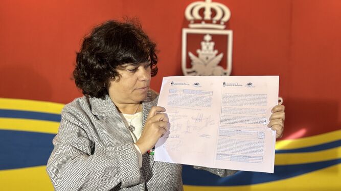 Carmen Álvarez muestra a los medios el acuerdo firmado con la Junta de Personal y el Comité de Empresas.
