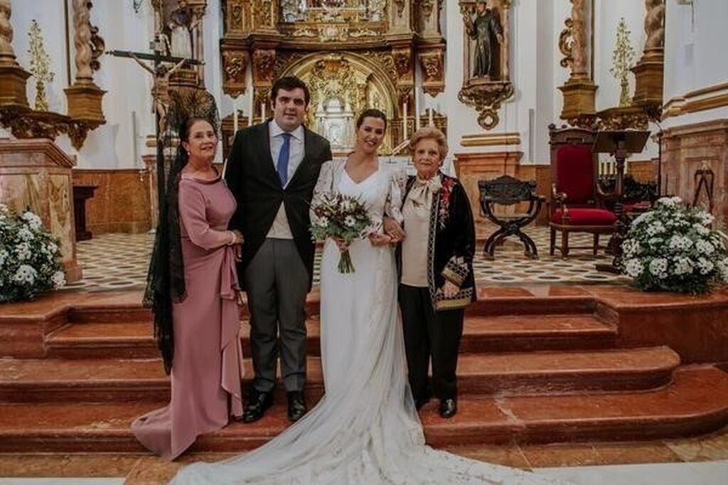 El nuevo matrimonio, Luis G&oacute;mez Mendoza y Mar&iacute;a de Hoyos Padilla, con Roc&iacute;o Mendoza y Mercedes Rodr&iacute;guez Unzurrunzaga.