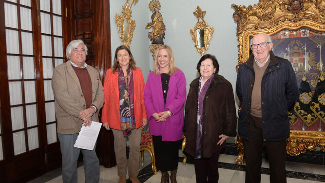 La presidenta de la Diputación, Almudena Martínez del Junco, junto a la presidenta de la Fundación, Patrocinio Fraga, y la portavoz del PP de Sanlúcar, Carmen Pérez.