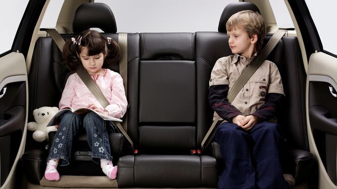Dos menores afrontan el inicio de un viaje familiar en coche
