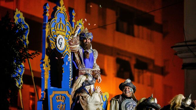 El Rey Gaspar, durante la Cabalgata de Reyes Magos del año pasado en San Fernando.