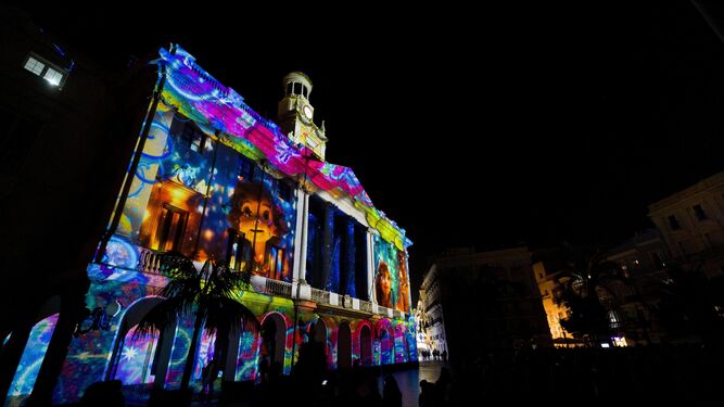 Navidad en Cádiz 2023: Las imágenes del 'mapping', el espectáculo audiovisual en la fachada del Ayuntamiento