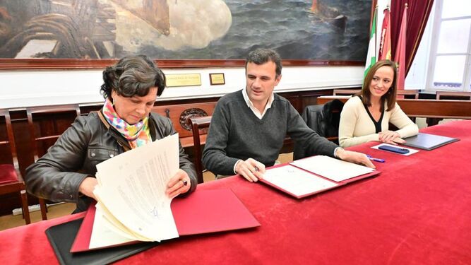 Un momento de la firma entre Agamama y el Ayuntamiento de Cádiz.