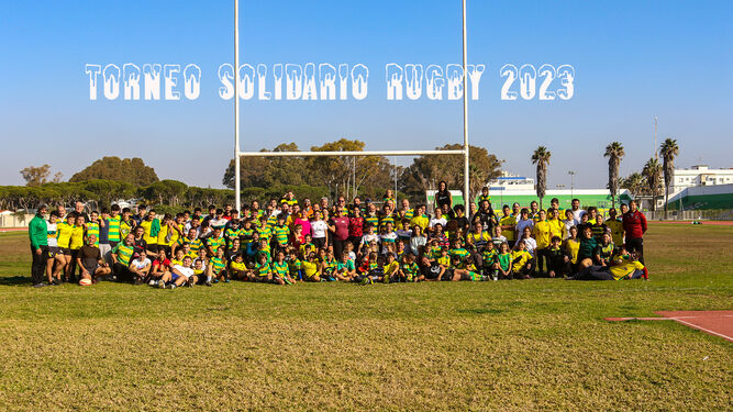Los participantes en el Torneo Solidario 2023 posan tras la jornada de rugby.