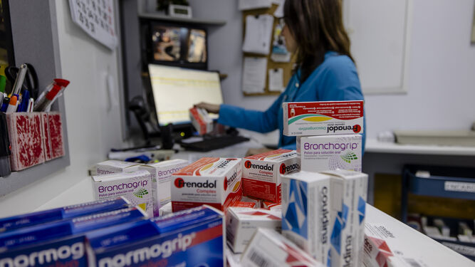 Fármacos para combatir procesos gripales en una farmacia gaditana ayer.