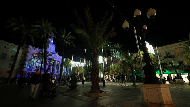 Una imagen de la plaza de San Juan de Dios de Cádiz entre uno y otro pase del vídeo mapping.