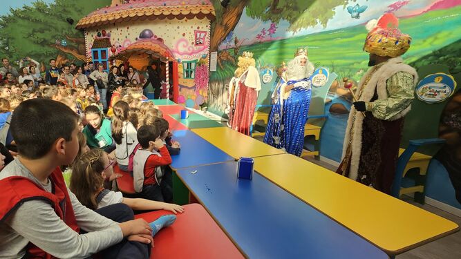 Los Reyes Magos acuden a la fiesta infantil del Colegio de Médicos de Cádiz.