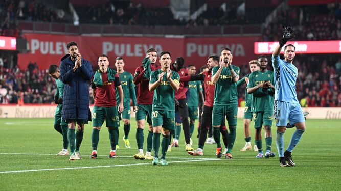 Jugadores del Cádiz saludan a la afición tras perder en Granada.